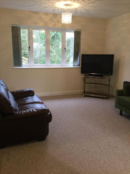 Churstonbnb, Private Flat Within Family Home, Bolton Lostock Bagian luar foto